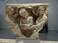 Lutrin, Pieta entre deux anges (de Giovanni Pisano, Pistoia, v 1301, Marbre)(1)